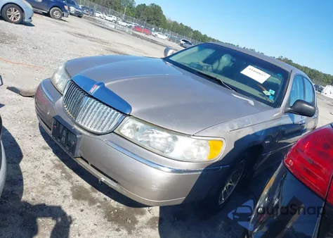 2002 Lincoln Town Car Signature z USA, uszkodzony, nr VIN 1LNHM82W02Y662541